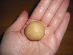 Bolita de masa de galletas de almendra 