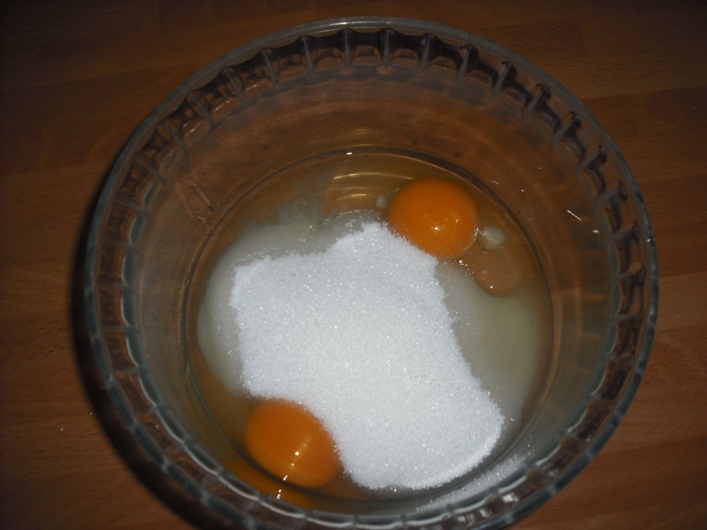 Huevos, zumo de limón y azúcar - coquitos con arándanos