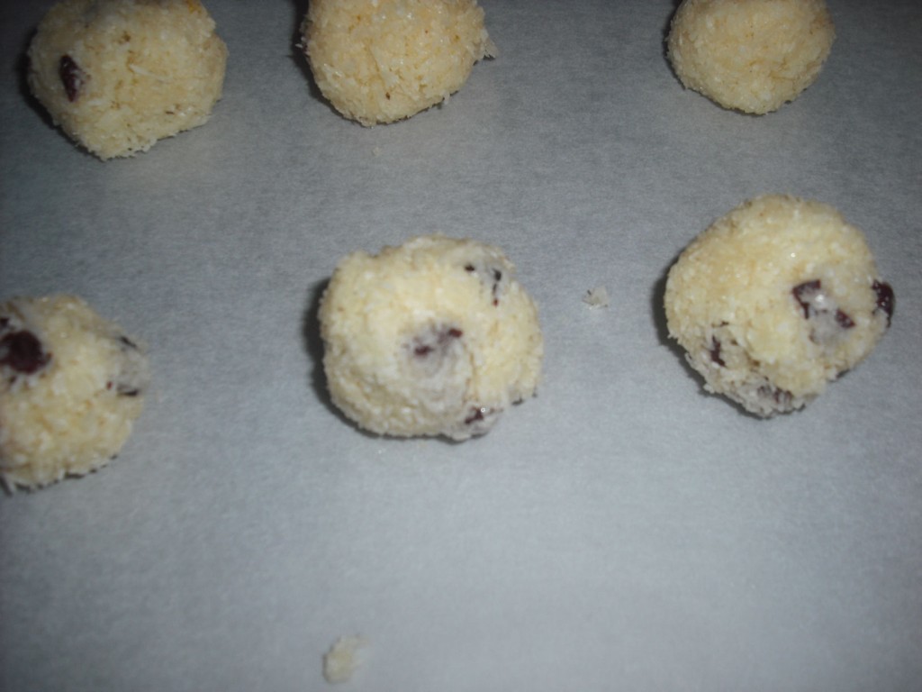 Bolitas de coco antes de hornear - Coquitos con arándanos