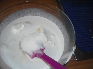 Mezcla de queso, nata, azúcar con la gelatina