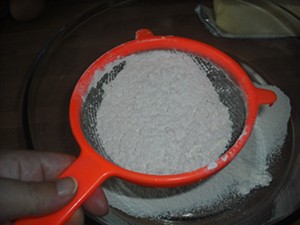 Tamizar harina y levadura
