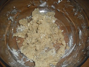 Juntamos la harina con azúcar, mantequilla, pizca de sal.