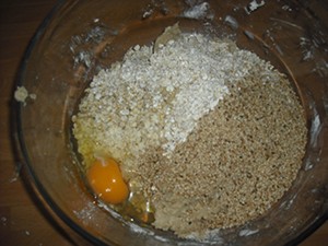 Mezclamos los ingredientes anteriores con huevo, avena y sésamo